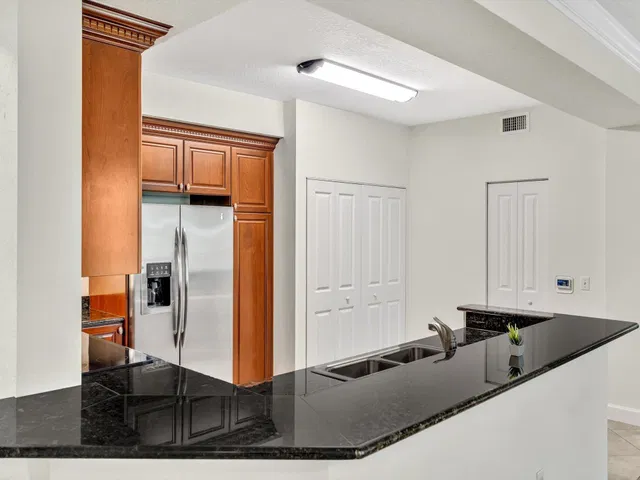 Unit 405 photo 14