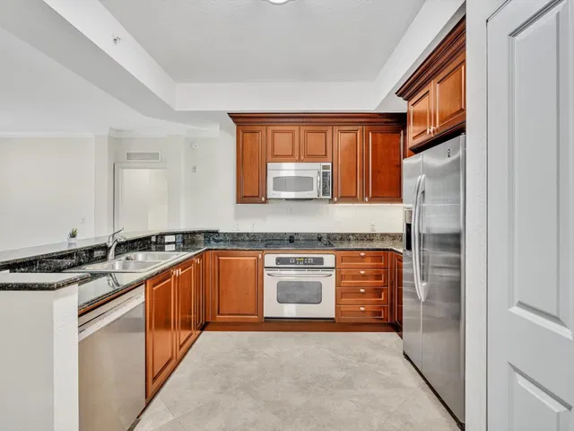 Unit 405 photo 15