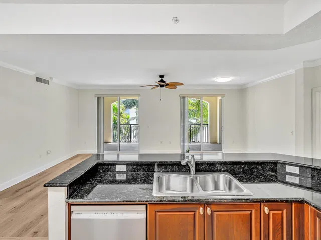 Unit 405 photo 16