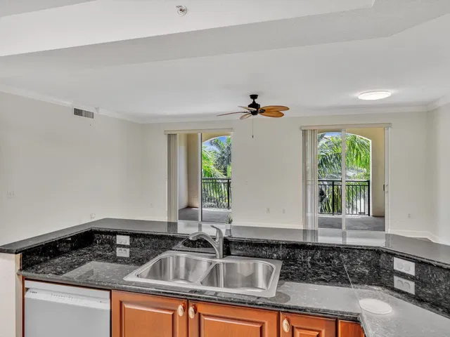 Unit 405 photo 18