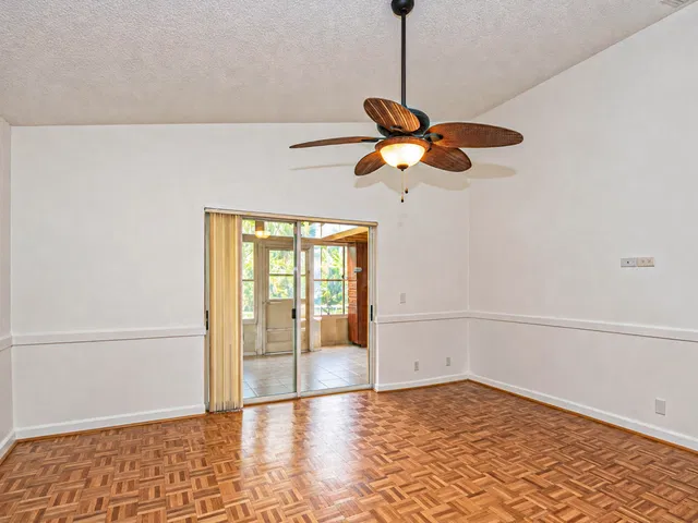  Residence photo 17