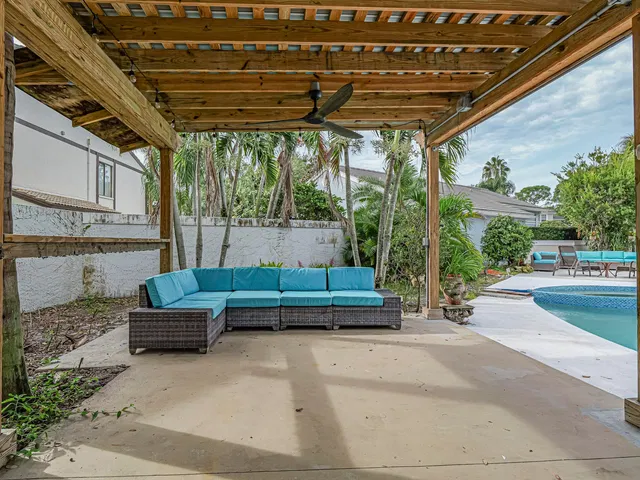  Residence photo 32