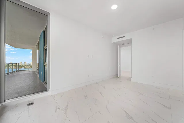 Nautilus 220 Unit 2202 photo 16