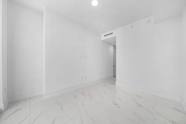 Nautilus 220 Unit 2202 photo 17