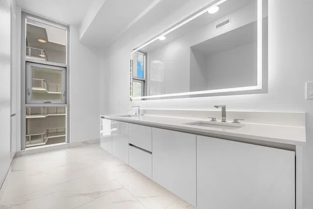 Nautilus 220 Unit 2202 photo 20