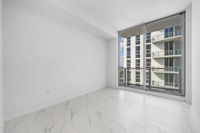 Nautilus 220 Unit 2202 photo 23
