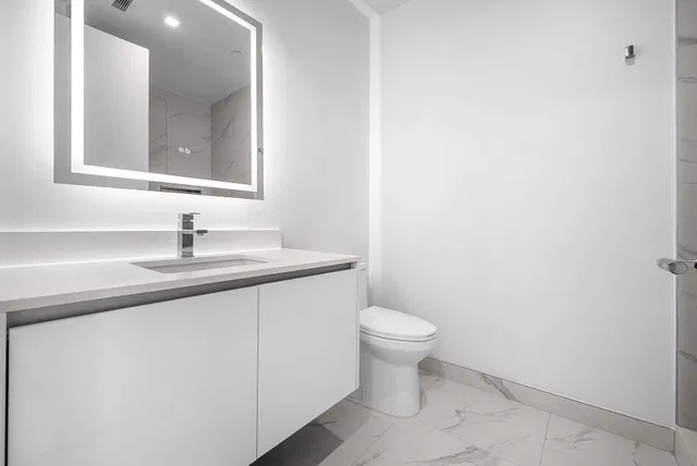 Nautilus 220 Unit 2202 photo 24
