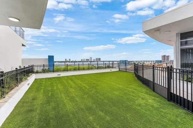 Nautilus 220 Unit 2202 photo 33