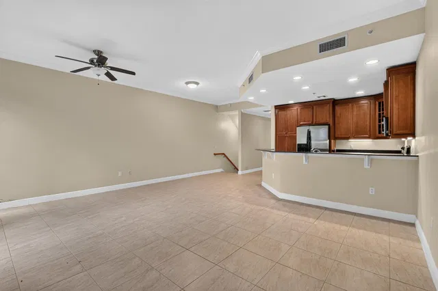 Unit 3-908 photo 15