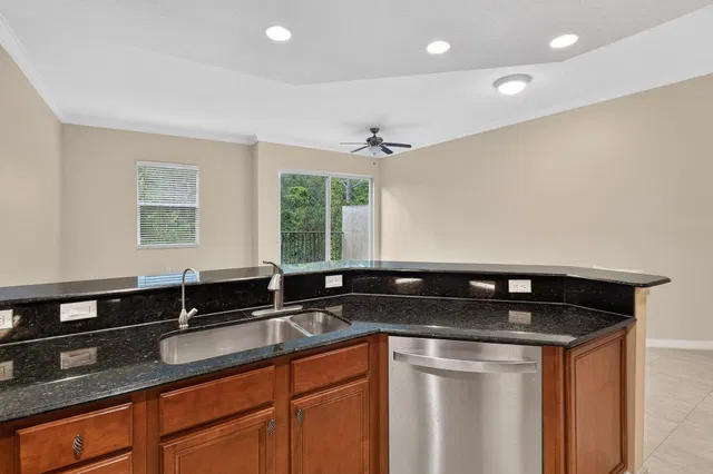 Unit 3-908 photo 23