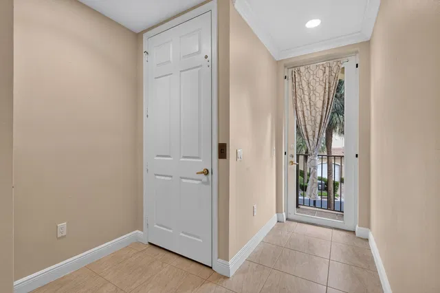 Unit 3-908 photo 29