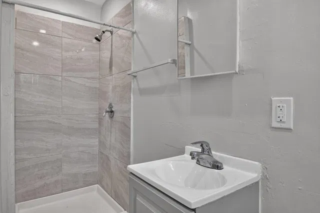 Unit #200 photo 8