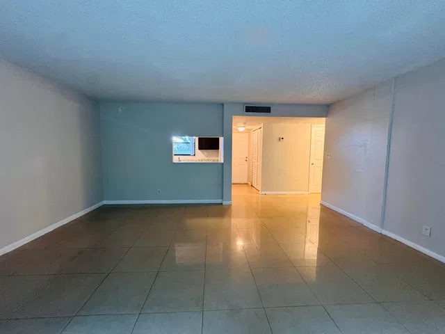Unit 102 photo 4