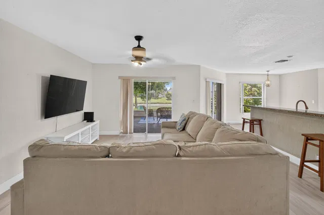 Residence photo 15