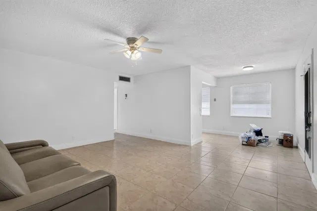 Unit 318 photo 4