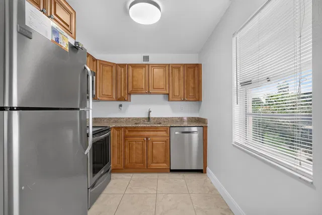 Unit 318 photo 9