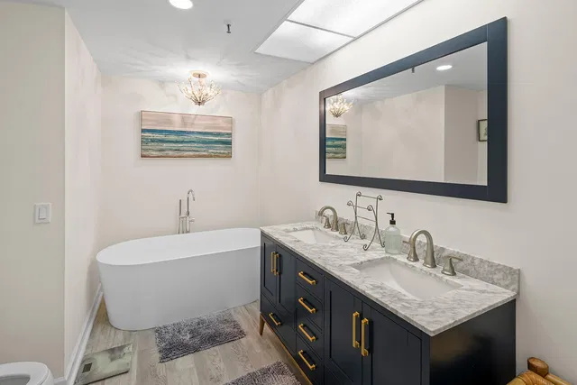 Unit 118 photo 22