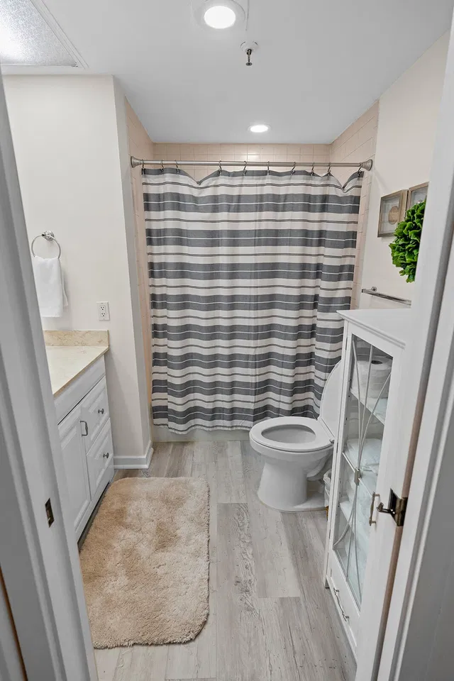 Unit 118 photo 32