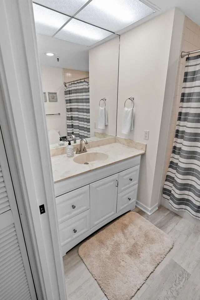Unit 118 photo 33