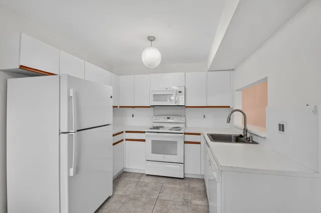 Unit 104 photo 17