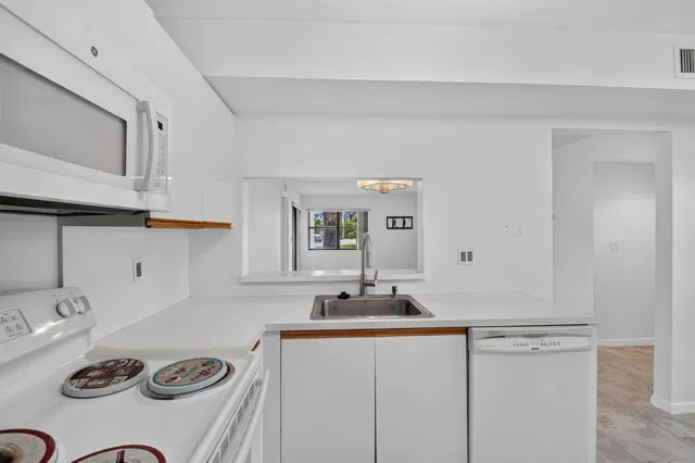 Unit 104 photo 19