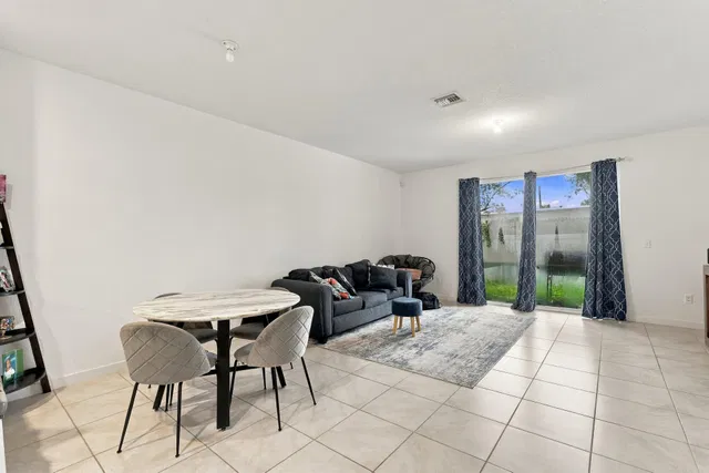 Residence photo 12