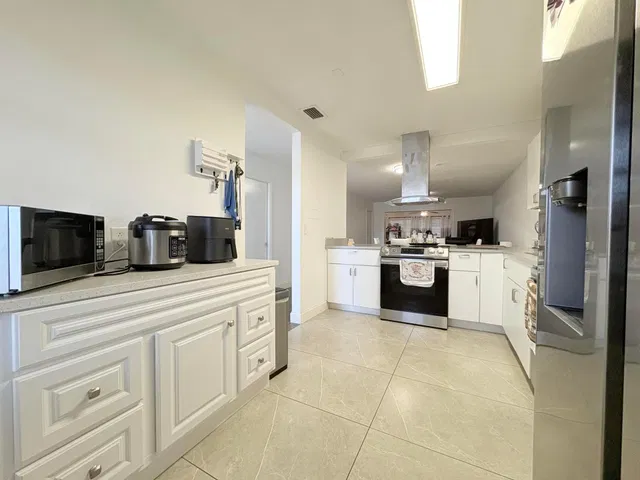 Unit 121 photo 9