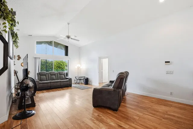 Residence photo 8