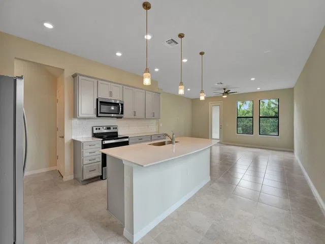  Residence photo 4