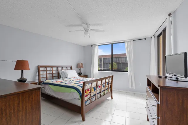 Unit 305 photo 11