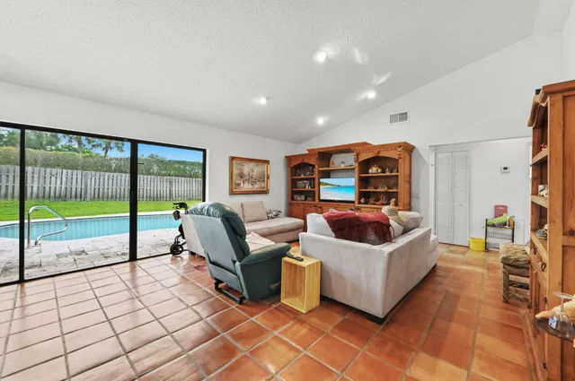 Residence photo 3
