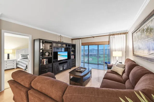 Unit 413 photo 8