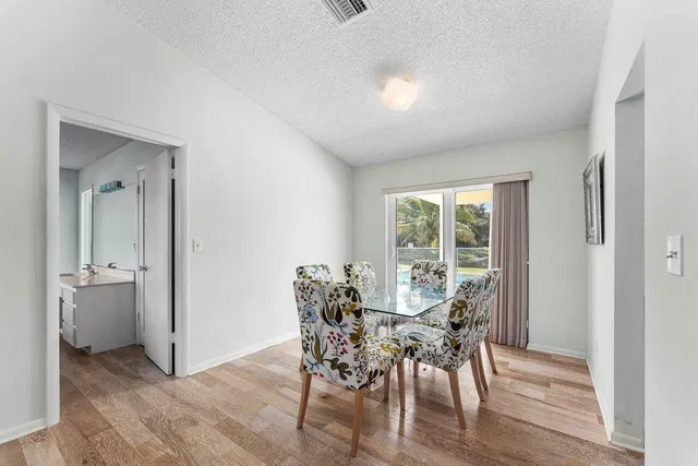 Residence photo 12