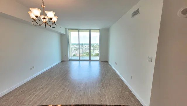 Unit 1003 photo 11