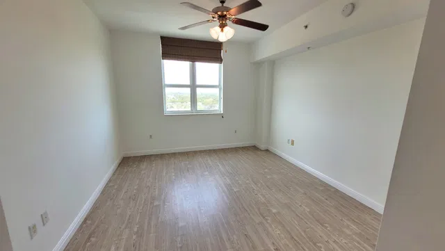 Unit 1003 photo 15