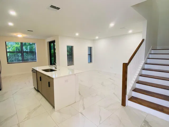 Residence photo 2