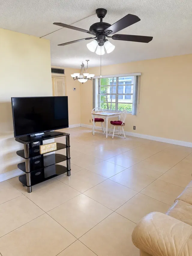 Residence photo 3
