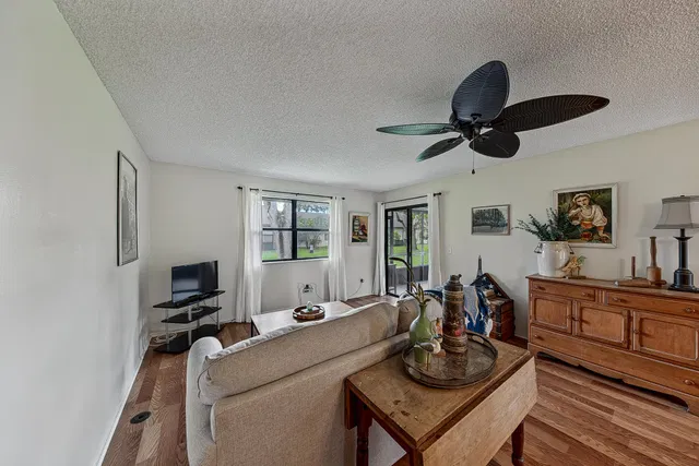 Residence photo 12