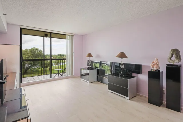  Unit 501 photo 21