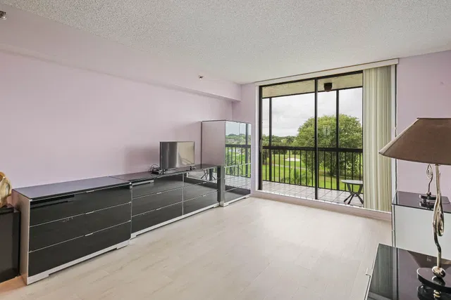  Unit 501 photo 22