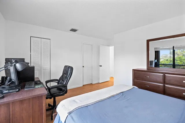 Residence photo 16
