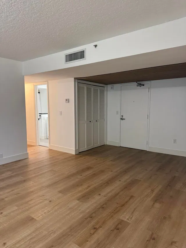 Unit 1030 photo 7