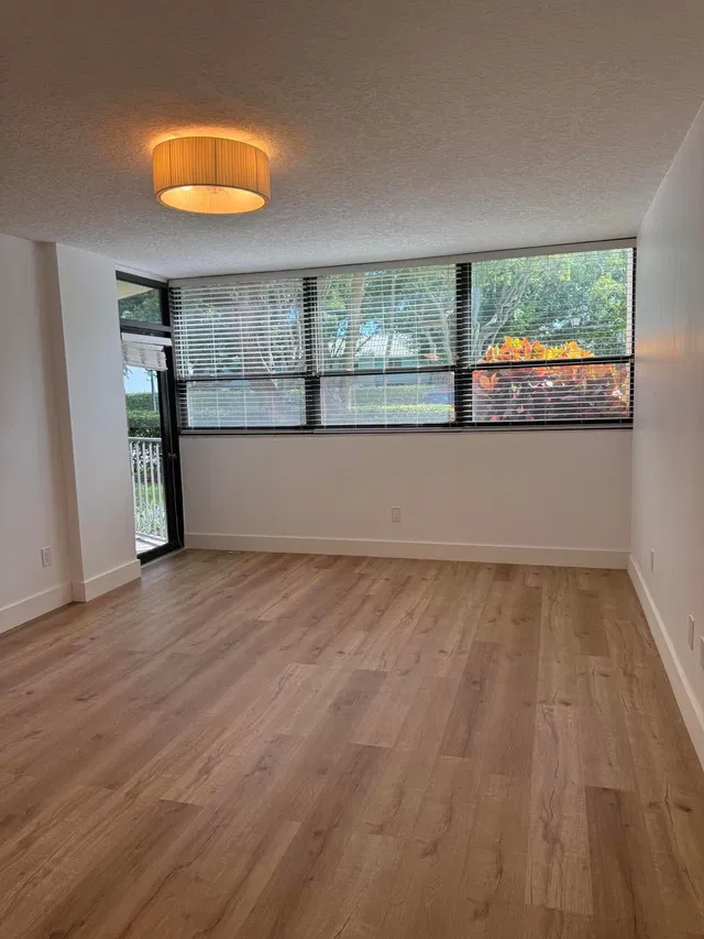 Unit 1030 photo 8