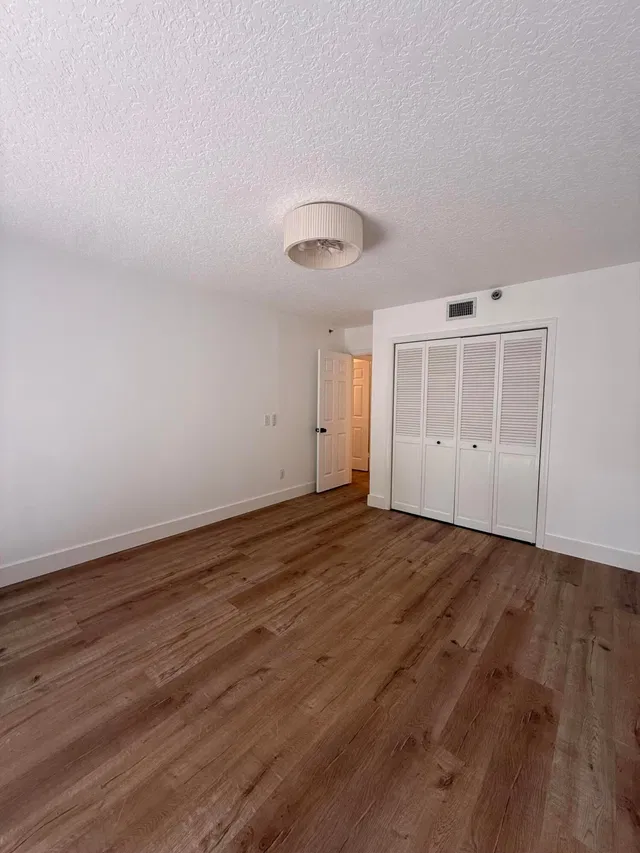 Unit 1030 photo 11