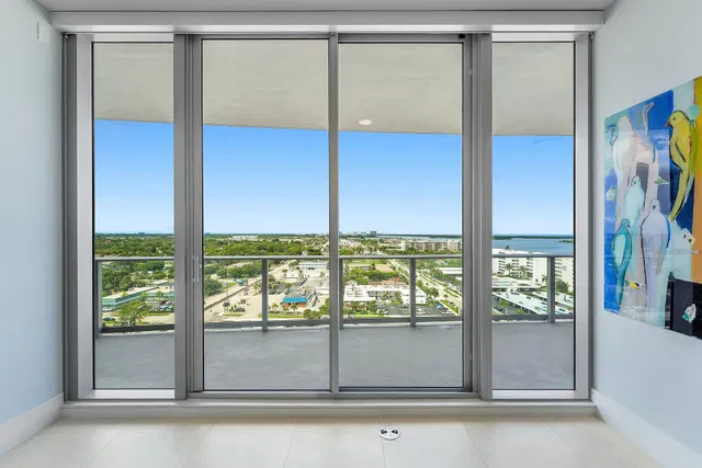 Nautilus 220 Unit 1209 photo 25
