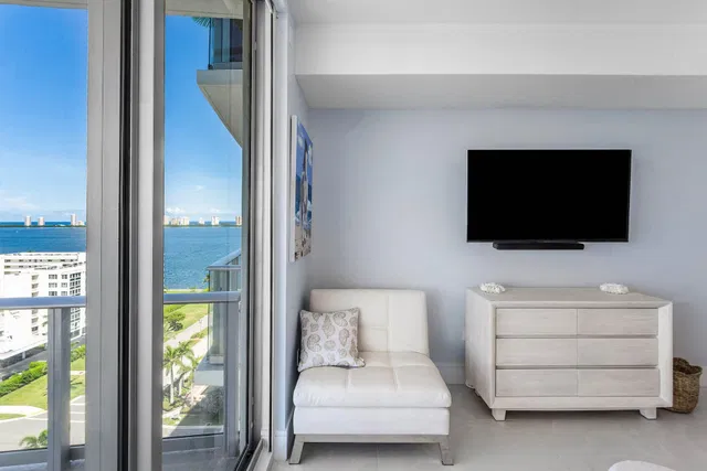 Nautilus 220 Unit 1209 photo 31