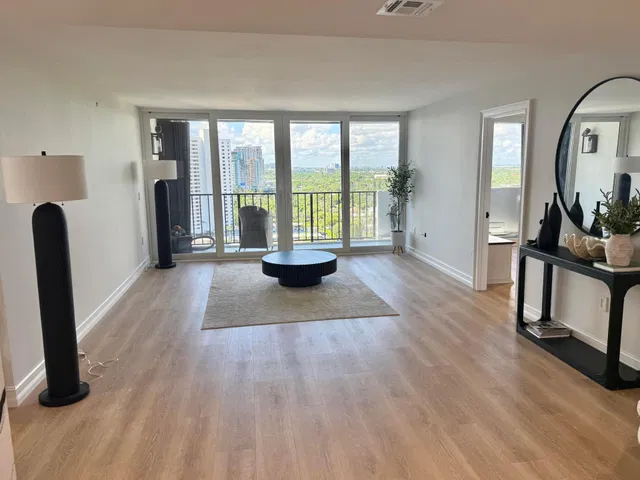 Unit 1904 photo 6
