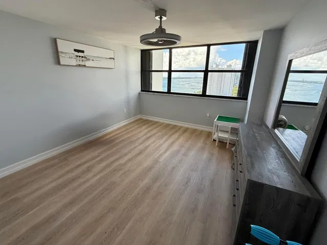 Unit 1904 photo 9