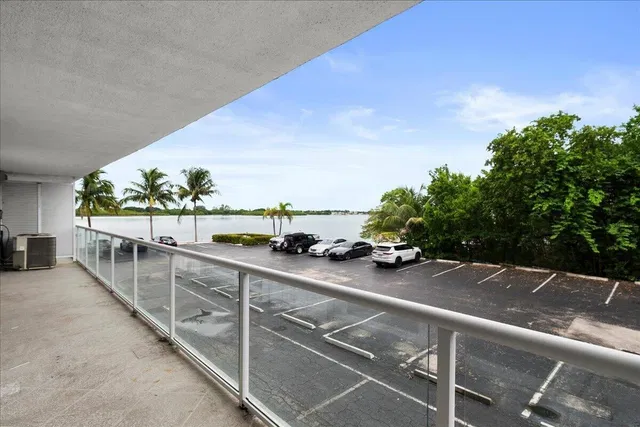 South Palm Beach Residence photo 16