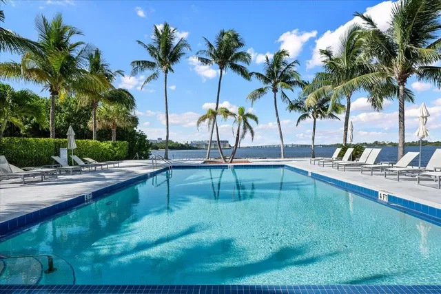 South Palm Beach Residence photo 23